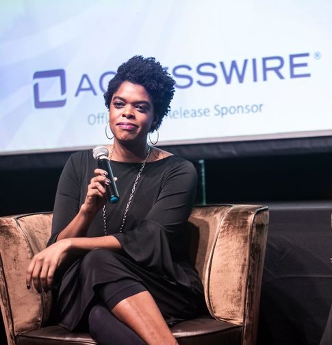 Shawna Thomas of CBS News speaking at the 2022 Top Women in communications Awards